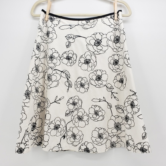 White House Black Market Dresses & Skirts - WHBM White & Black Floral A-line Skirt Sz 2